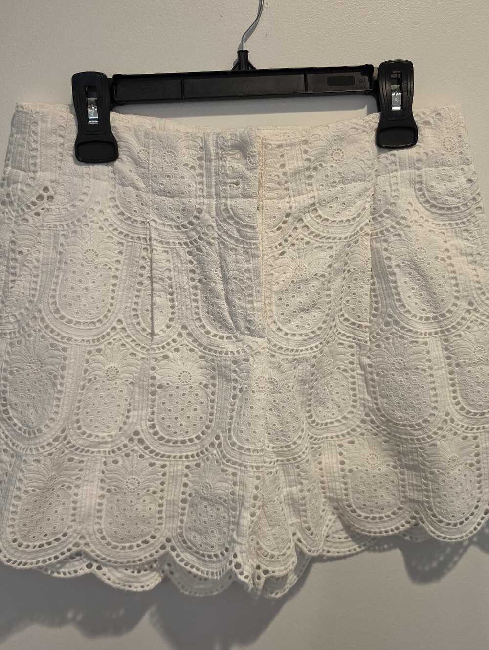 J. McLaughlin White Eyelet Embroidered Scalloped Hem Shorts Size 10